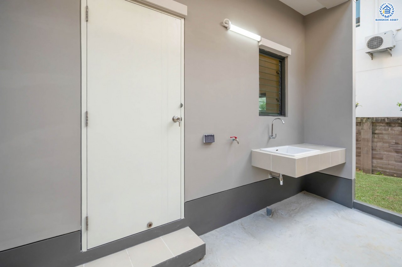 บ้านมือสองตกแต่งใหม่ จากแบรนด์ Sansiri โครงการ เศรษฐสิริ ชัยพฤกษ์-แจ้งวัฒนะ เนื้อที่ 53.3 ตร.ว. ฟังก์ชัน 3 ห้องนอน 3 ห้องน้ำ จอดรถได้ 2 คัน พร้อม Facilities ครบครัน! บนทำเลโซนเมือง เชื่อมต่อทุกการเดินทาง ใกล้เซ็นทรัลแจ้งวัฒนะ, เมืองทองธานี, ทางด่วน "ศรีรัช" และรถไฟฟ้าสายสีชมพู "สถานีปากเกร็ด"...